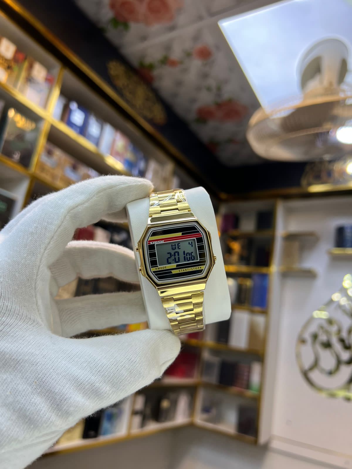 Gold Vintage Digital Watch — Retro LCD | Gold Bracelet
